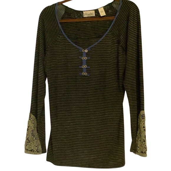 gimmicks by BKE Tops - Distressed soft knit top with lots of fabulous detailing. Lace trim. Sz. L